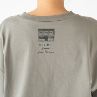 バックプリントは「働く日 働く人」(休日 GREY) バックプリントは「働く日 働く人」(休日 GREY)