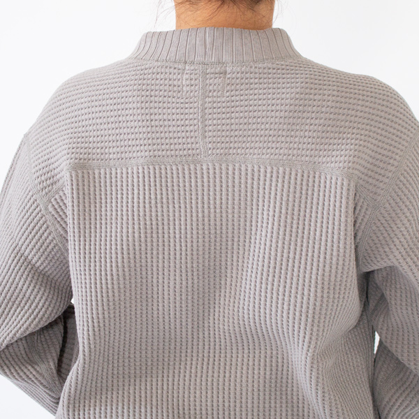 負荷がかかりやすい服の背面を背中心で切り替え。型くずれを防ぐ工夫です
