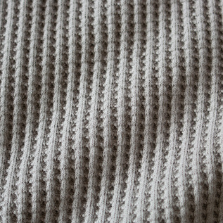 「SOLID GRAY」は上品なグレー。雨が降りそうでやきもきする野球場の曇天をイメージ
