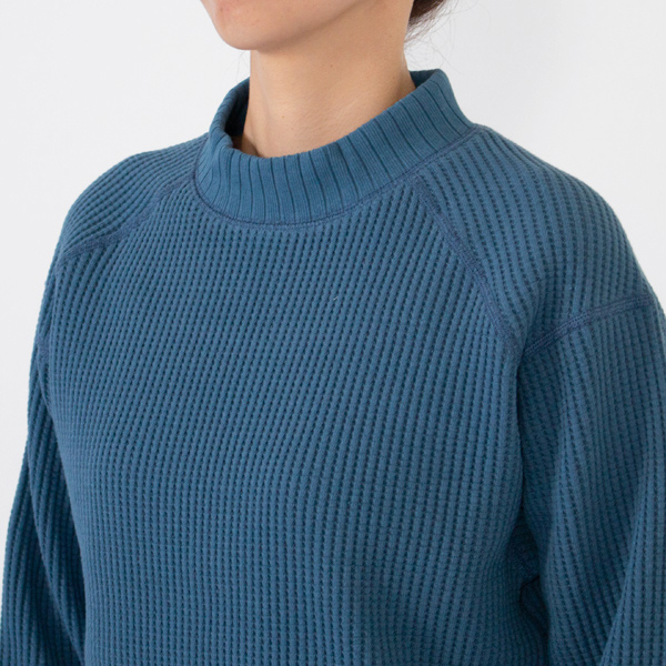 型崩れしにくい工夫が施されたコットンニット(Smoky Blue)