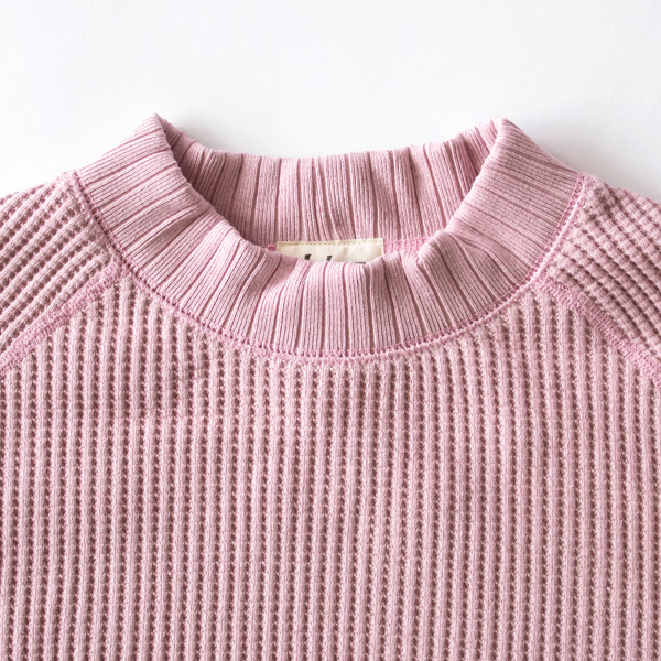 立ち上がった首元リブがポイント(Smoky Pink)