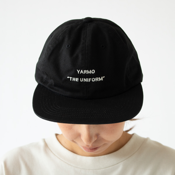キャップのツバはフラットタイプ(BLACK)