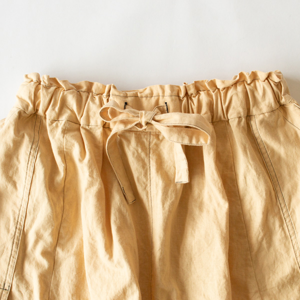 ウエストは共生地リボンで調整可能(ANTIQUE BEIGE)