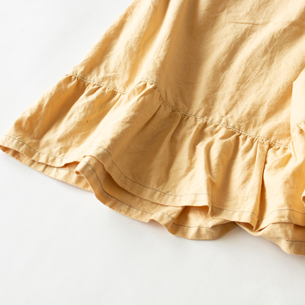 裾のラッフルが印象的(ANTIQUE BEIGE)