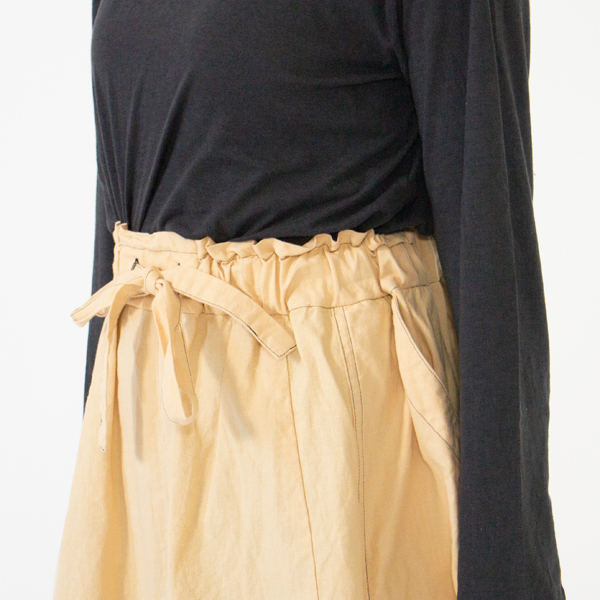 配色ステッチが目を引きます(身長160cm・ANTIQUE BEIGE)