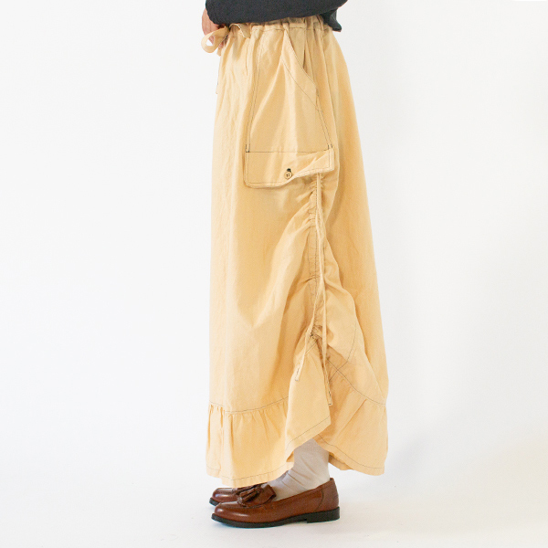 ギャザーを寄せた状態(身長160cm・ANTIQUE BEIGE)