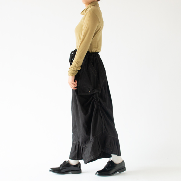 ギャザーを寄せたスタイル(身長160cm・BLACK)