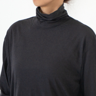 クシュっとした首元(身長160cm・CHARCOAL NAVY)