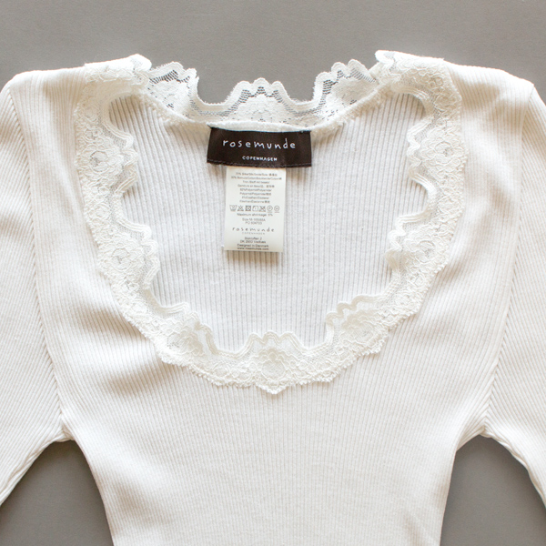 首元、袖口のレースがポイント（NEW WHITE）