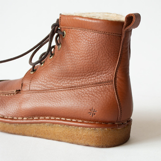 BRONWのレザーは、シボのあるマットな印象。（BROWN）