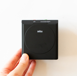 BRAUN トラベルアラームクロック／BRAUN(ブラウン)｜愛着を持って