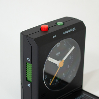 BRAUN トラベルアラームクロック/BRAUN(ブラウン)|愛着を持って BRAUN トラベルアラームクロック/BRAUN(ブラウン)|愛着を持って