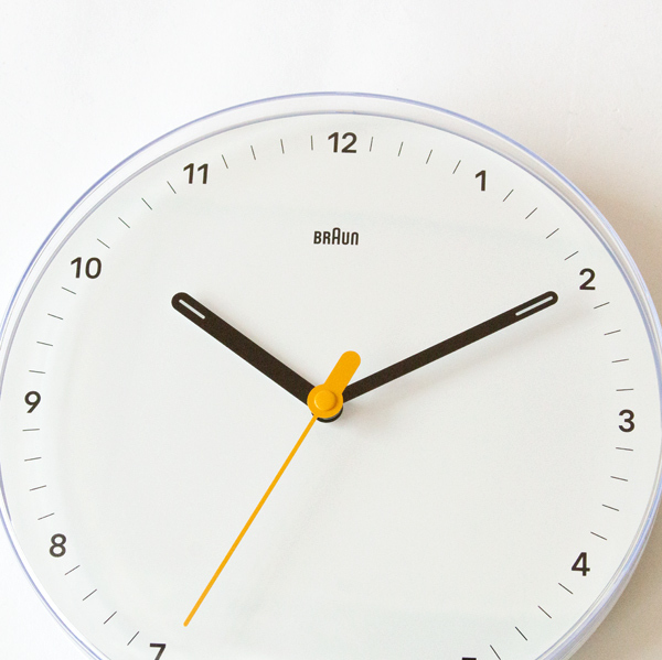 BRAUN 掛け時計 直径23cm／BRAUN(ブラウン)｜愛着を持ってずっと使い