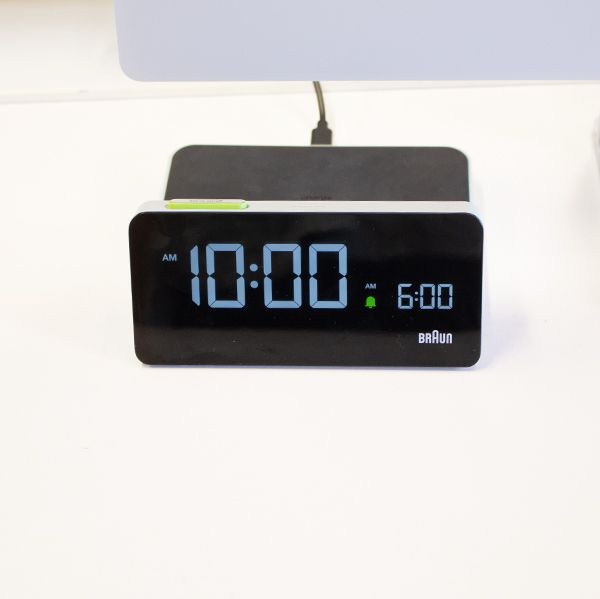 BRAUN デジタルクロックワイヤレス充電パッド付(BC21G)