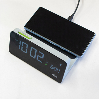 BRAUN デジタルクロックワイヤレス充電パッド付／BRAUN(ブラウン