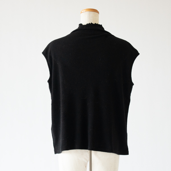 SUPER100’sウールフライス ハイネックノースリーブ(BLACK)