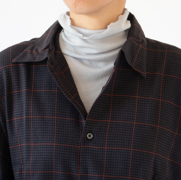 くしゅっと首元を覆うハイネック(身長160cm・GREY)