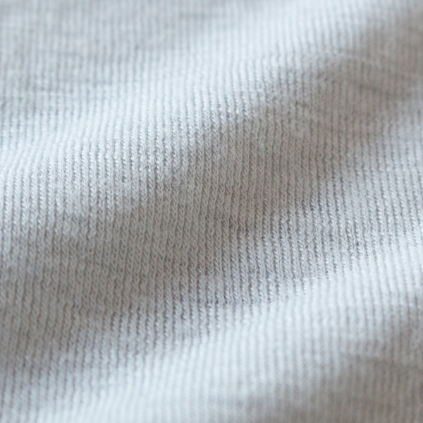 SUPER100’sという非常に細い繊維で作られたウールフライス生地(GREY)