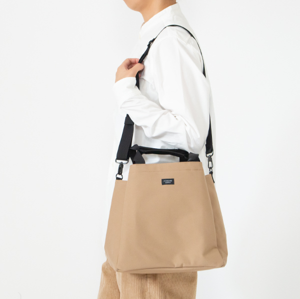肩掛けもできます(SAND BEIGE)