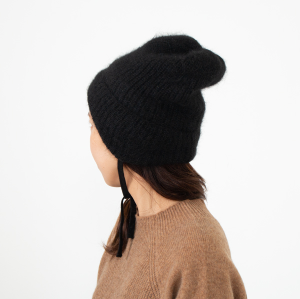 ニットキャップに耳当てがついたようなデザイン(BLACK)