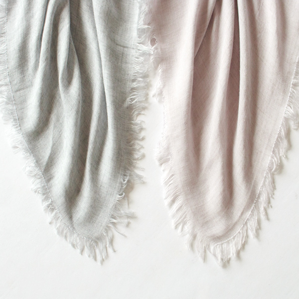 左：GRAY、右：BEIGE