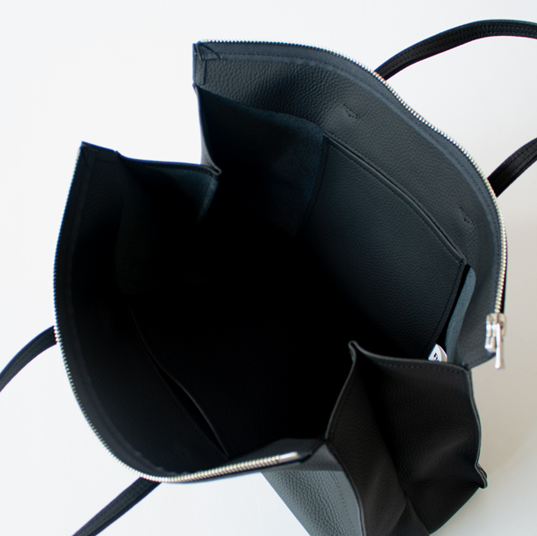 ファスナーを開けると開け口が完全に別れて開きます(BLACK)