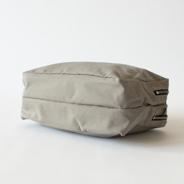 2R SQUARE POUCH L(GREY)