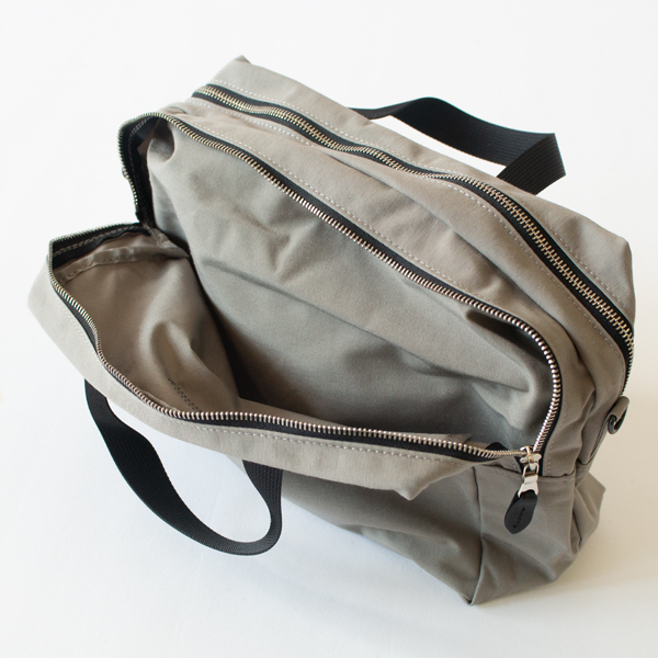 前面側の収納部(GREY)