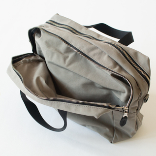 前面側の収納部(GREY)