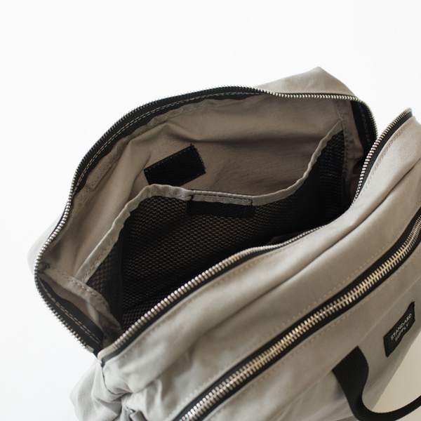 背面側の収納部にはメッシュタイプのポケット付き(GREY)