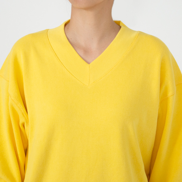 下にクルーネックやハイネックを重ねるのもおすすめです(Capella) 下にクルーネックやハイネックを重ねるのもおすすめです(Capella)