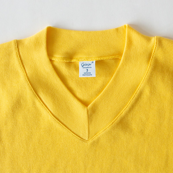 下にクルーネックやハイネックを重ねるのもおすすめです(Capella) 下にクルーネックやハイネックを重ねるのもおすすめです(Capella)