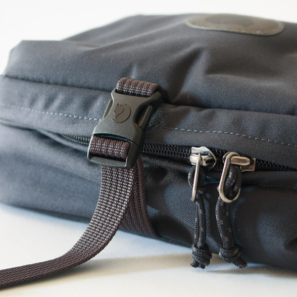 ストラップの長さは調節可能(COAL BLACK)