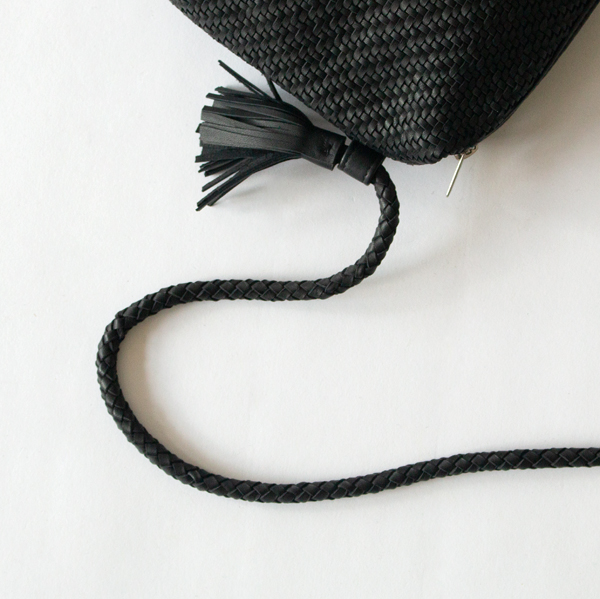 ショルダー紐はお好きなところを結んで長さ調整できます(BLACK)
