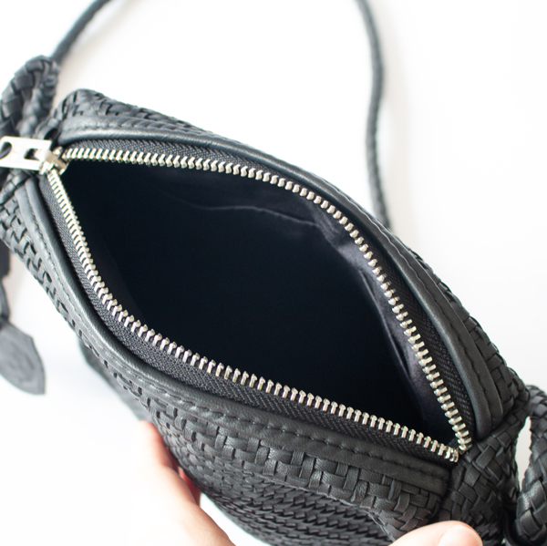 開け口は控えめで荷物が飛び出しにくくなっています(BLACK)