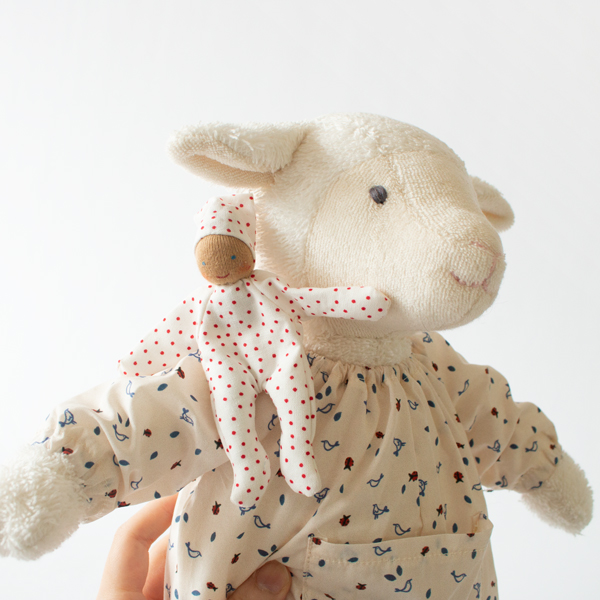 小さなウォルドルフ人形と一緒に遊べます 小さなウォルドルフ人形と一緒に遊べます