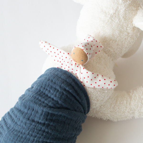 三角巾に小さなウォルドルフ人形を背負っています 三角巾に小さなウォルドルフ人形を背負っています