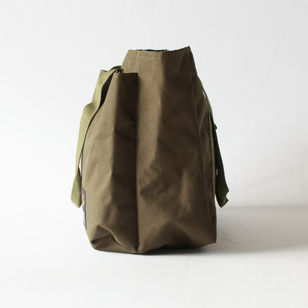 メイン収納部もアウトポケットにもたっぷりのマチ（OLIVE）