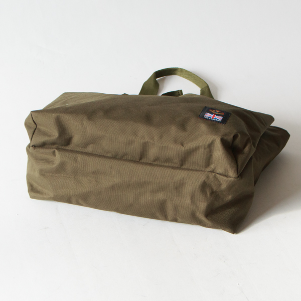 メイン収納部もアウトポケットにもたっぷりのマチ（OLIVE）