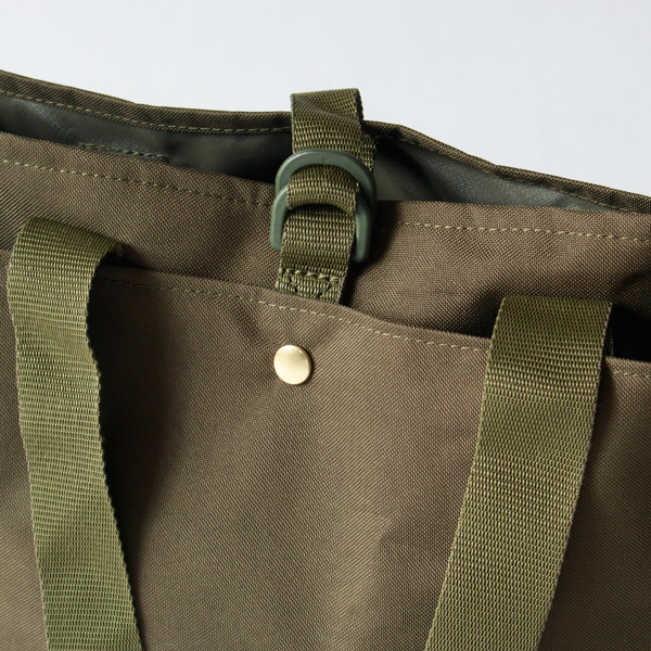 メイン収納部とアウトポケットの両方を一緒に留めるストラップ（OLIVE）