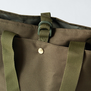 メイン収納部とアウトポケットの両方を一緒に留めるストラップ(OLIVE) メイン収納部とアウトポケットの両方を一緒に留めるストラップ(OLIVE)