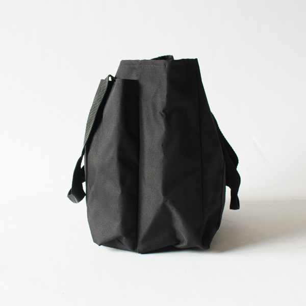 メイン収納部もアウトポケットにもたっぷりのマチ（BLACK）