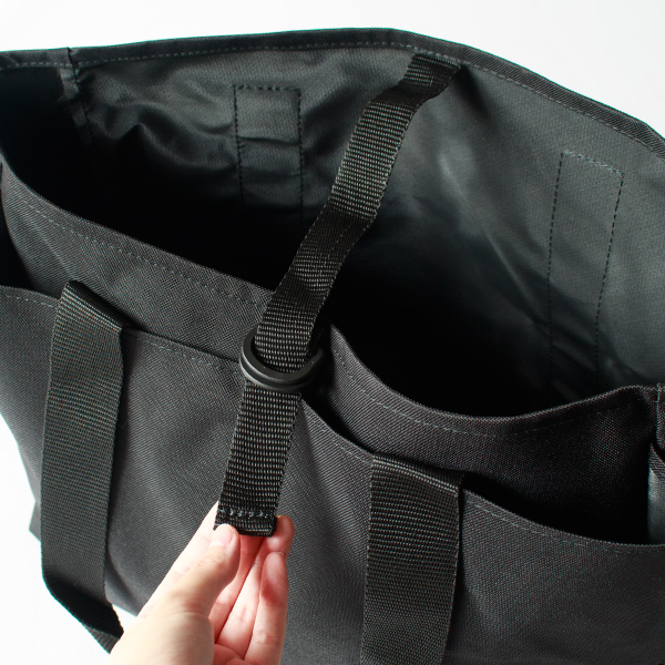 メイン収納部とアウトポケットの両方を一緒に留めるストラップ（BLACK）