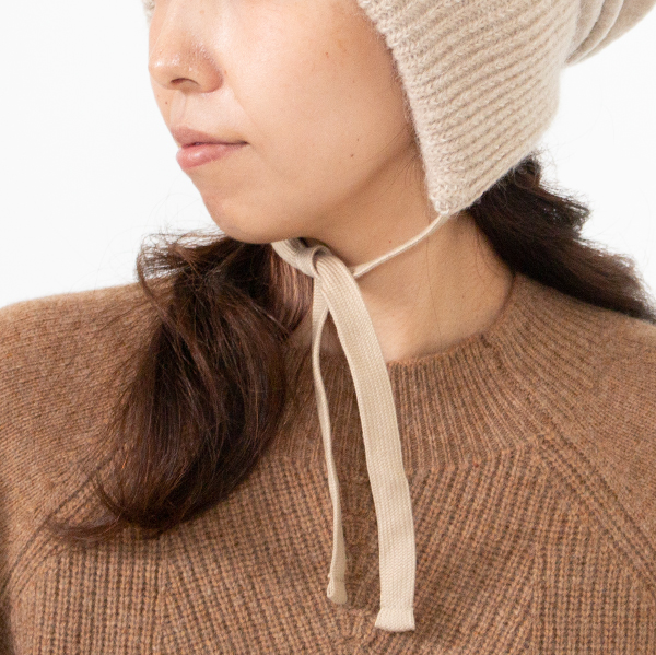 リボンを顎で結んだり垂らしたり(BEIGE) リボンを顎で結んだり垂らしたり(BEIGE)