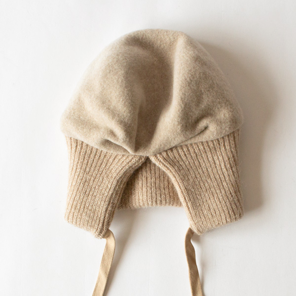 ベレー帽とニット帽が合体したようなデザイン。 ベレー帽とニット帽が合体したようなデザイン。
