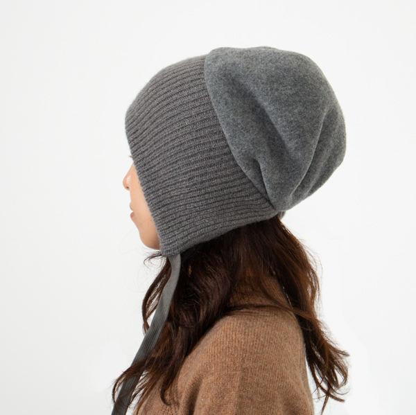 リブ部分が耳当ての役割もしてくれます。(GREY) リブ部分が耳当ての役割もしてくれます。(GREY)