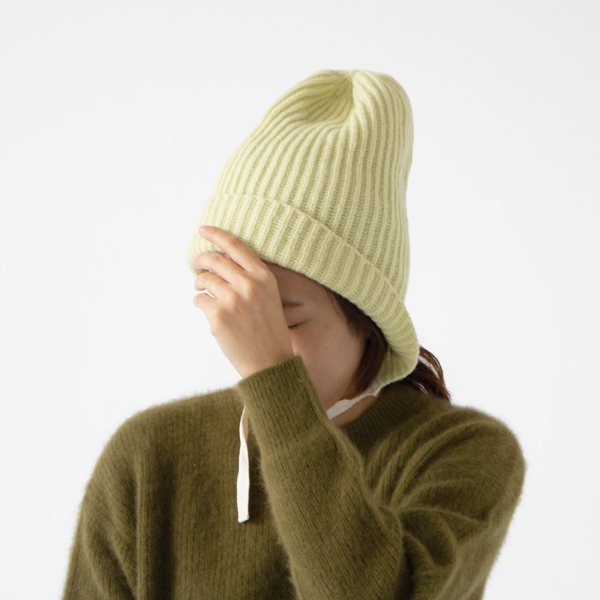 前を少し折り返してニットフードとして（LIGHT YELLOW）