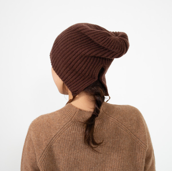後ろに切り込みがあるので、髪を束ねていても被りやすいです(BROWN)