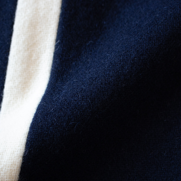 毛足は短めで、厚みがあります(NAVY)