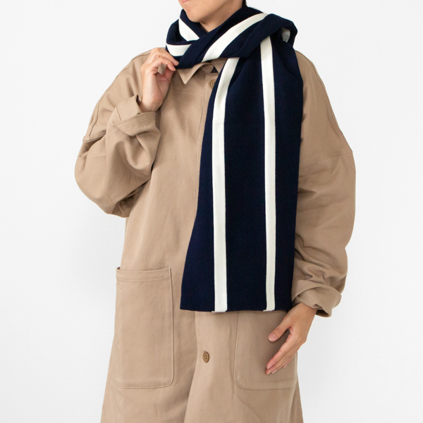 巻くだけでどこかトラッドなスタイリングに(身長160cm・NAVY)